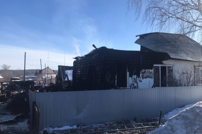  Мать и трое детей заживо сгорели в доме по время пожара в Свердловской области 